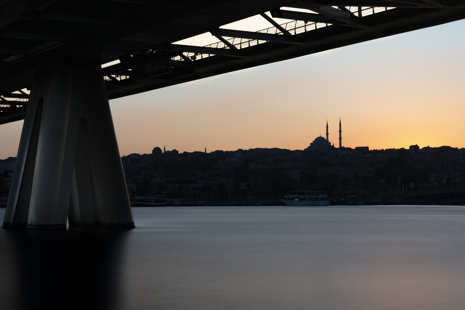 Architekturfotografie Brückenpfeiler Istanbul von Fotograf Michael Pinzolits