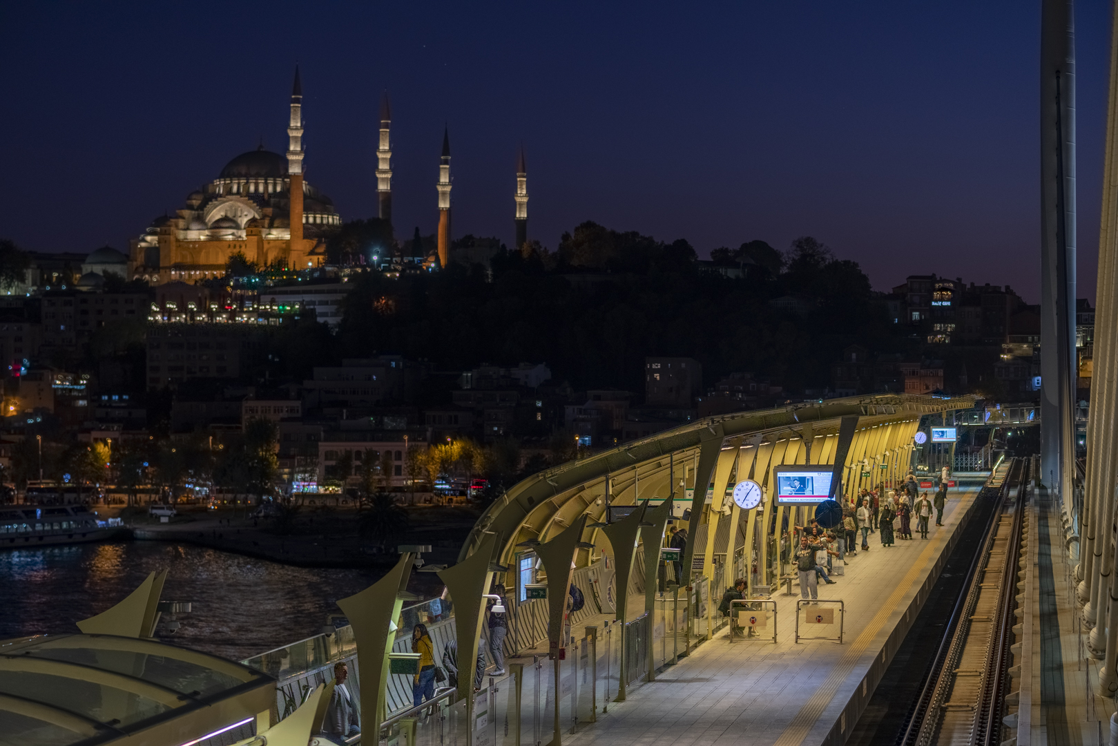 Architekturfotografie Brücke Istanbul Nacht von Fotograf Michael Pinzolits